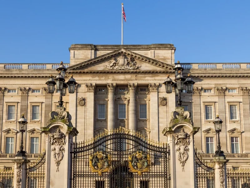 You are currently viewing Skandal na przyjęciu personelu z pałacu Buckingham