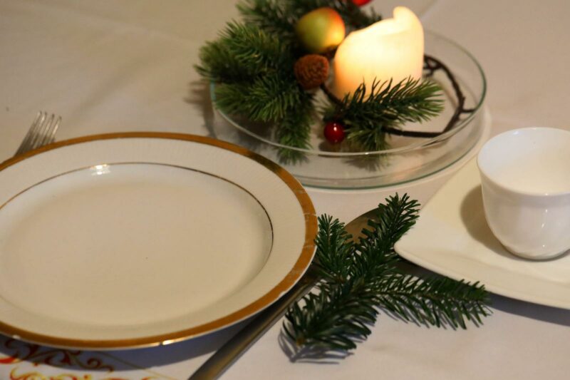 Read more about the article Od obcego do bliskiego: puste miejsce przy wigilijnym stole