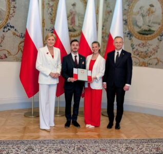 Flaga RP dla zespołu Mazury