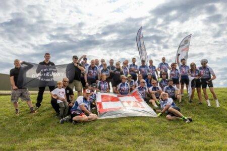 Polacy na rajdzie rowerowym w Kendrew Barracks