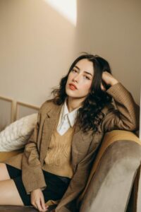 Jak dbać o wełniane ubrania? Poradnik stylistki krok po kroku