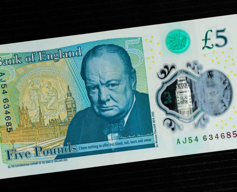 You are currently viewing Znikną banknoty z Churchillem