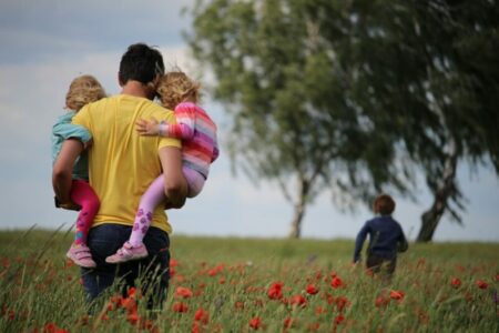 Wsparcie finansowe dla rodzin w UK podczas wakacji