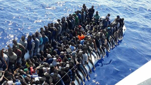 230 migrantów w jednej łodzi na kanale La Manche