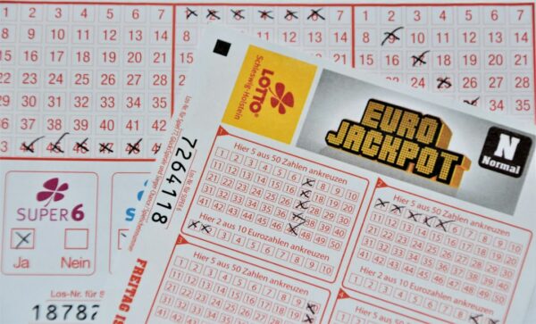 Kto wygrał milion funtów w National Lottery?